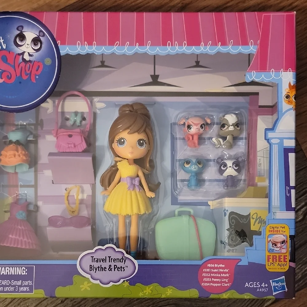 Littlest Pet Shop Blythe Doll Set Travel Trendy Blythe& Pets - Picture 2 of 6